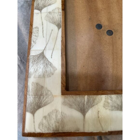 Hand-Carved Wooden Photo Frame With Ginkgo Leaf Inlay Design 4x6 Inches - Picture 4 of 8